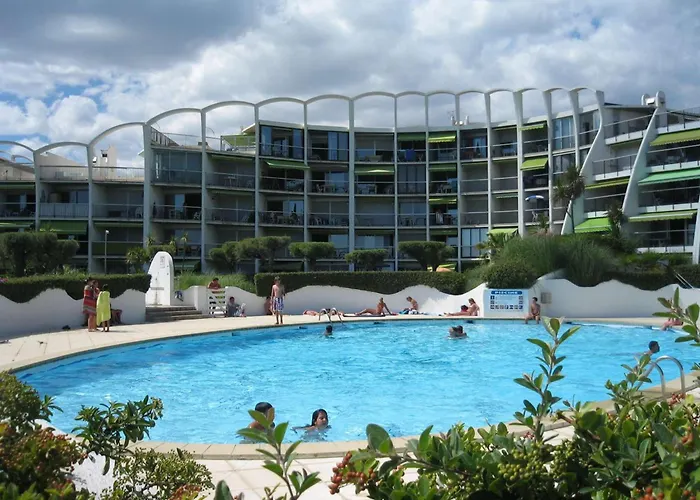 En Bord De Avec Piscine, Jardin Et Parking Privé - Fr-1-328-231